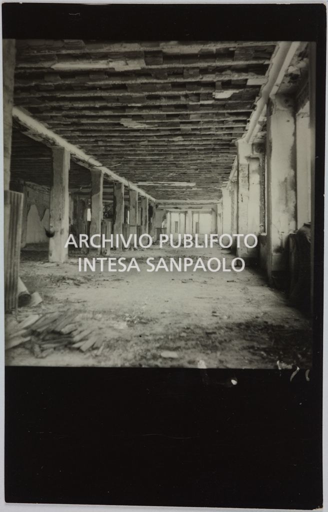 Interno del magazzino Upim, in corso Buenos Aires all'angolo con via Annibale Caretta, a Milano, distrutto dai bombardamenti e ingombro di macerie