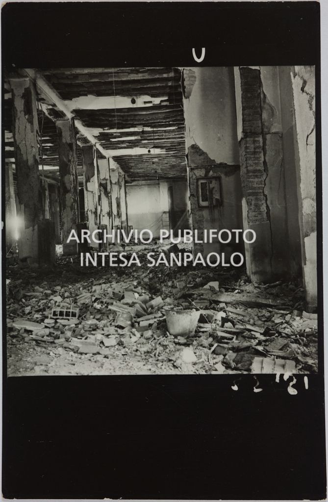 Interno del magazzino Upim, in corso Buenos Aires all'angolo con via Annibale Caretta, a Milano, distrutto dai bombardamenti e ingombro di macerie