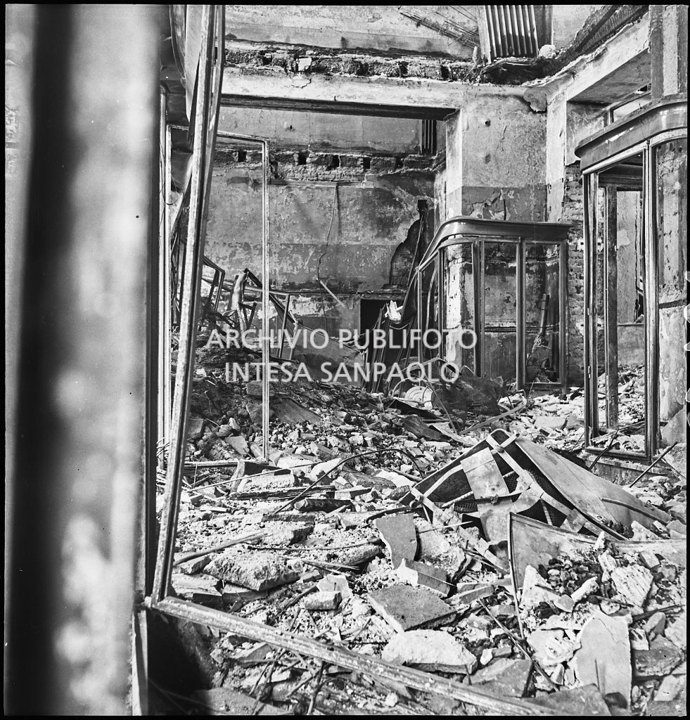Interno del magazzino Upim, in piazzale Antonio Baiamonti, a Milano, distrutto dai bombardamenti e ingombro di macerie