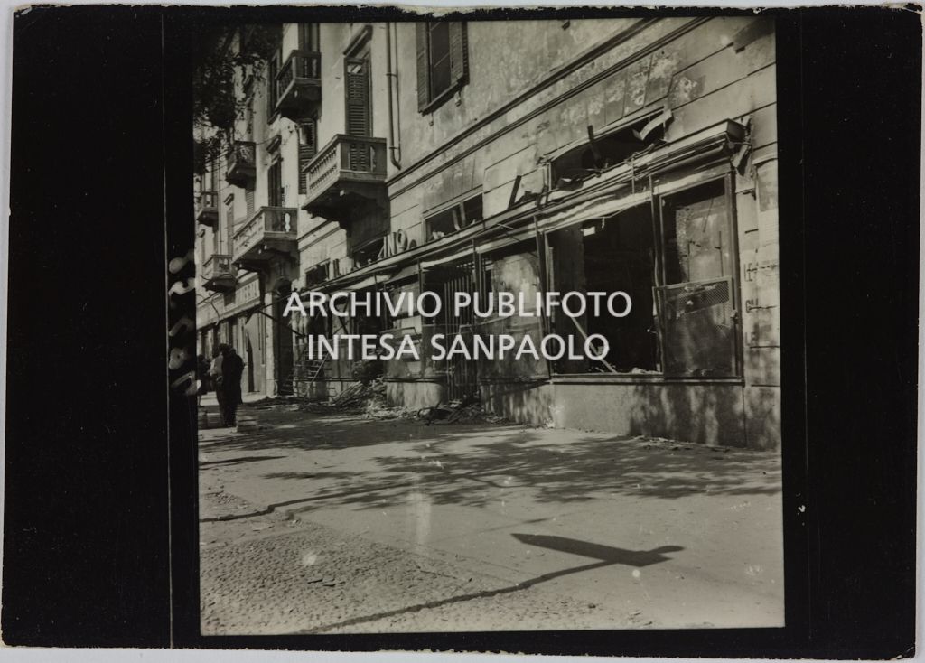 Scorcio delle vetrine del magazzino Upim, in piazzale Antonio Baiamonti, a Milano, danneggiate dai bombardamenti