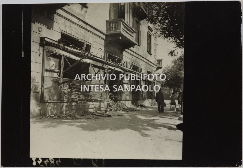 Scorcio delle vetrine del magazzino Upim, in piazzale Antonio Baiamonti, a Milano, danneggiate dai bombardamenti