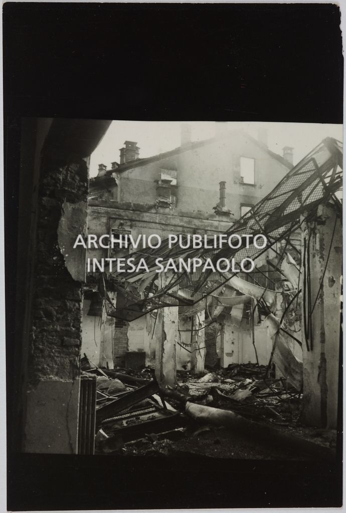 Interno del magazzino Upim, in piazzale Antonio Baiamonti, a Milano, distrutto dai bombardamenti e ingombro di macerie