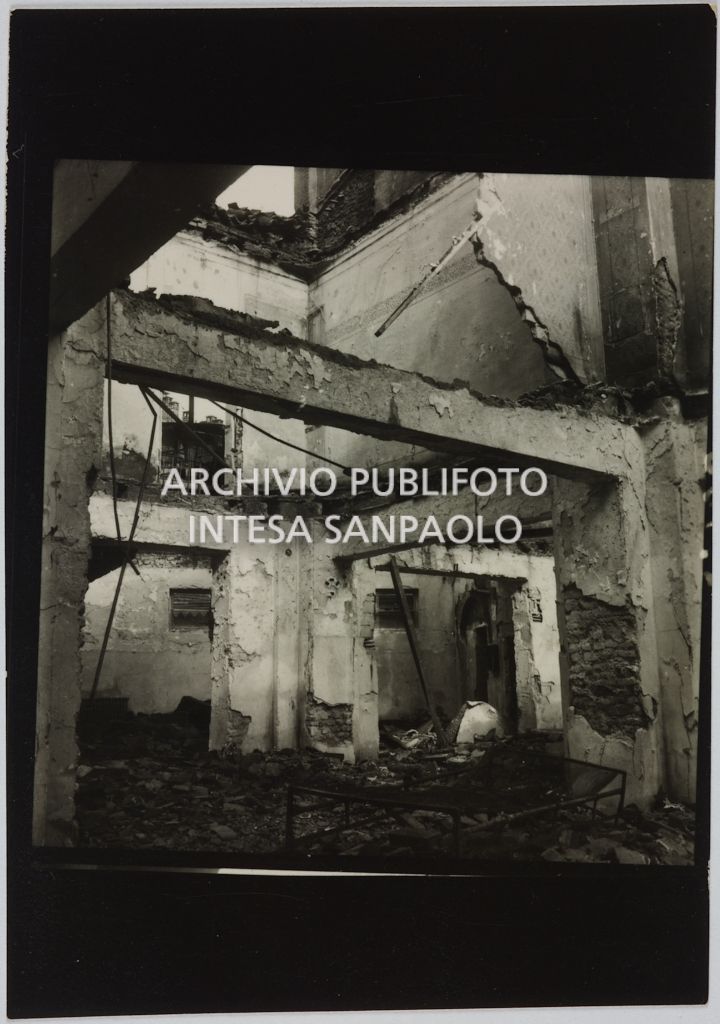 Interno del magazzino Upim, in piazzale Antonio Baiamonti, a Milano, distrutto dai bombardamenti e ingombro di macerie