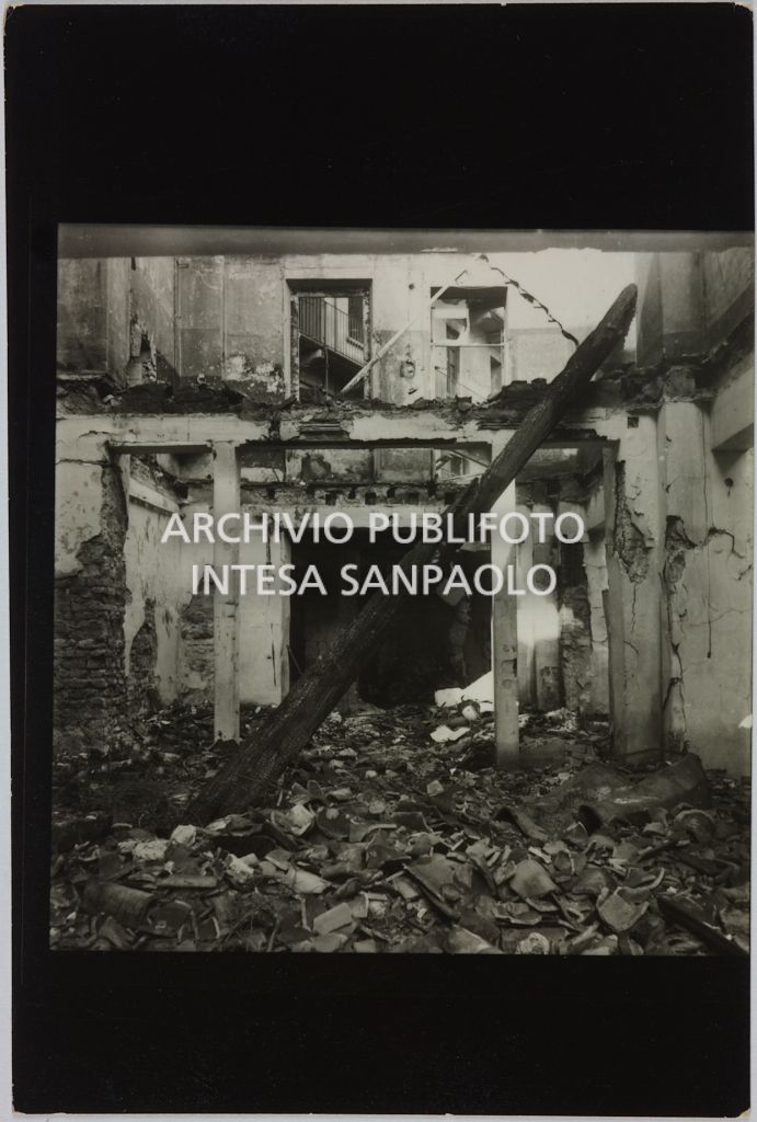 Interno del magazzino Upim, in piazzale Antonio Baiamonti, a Milano, distrutto dai bombardamenti e ingombro di macerie