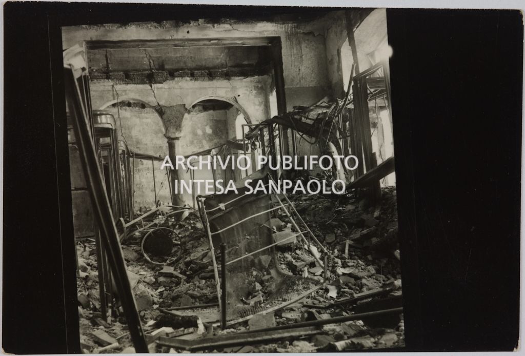 Interno del magazzino Upim, in piazzale Antonio Baiamonti, a Milano, distrutto dai bombardamenti e ingombro di macerie