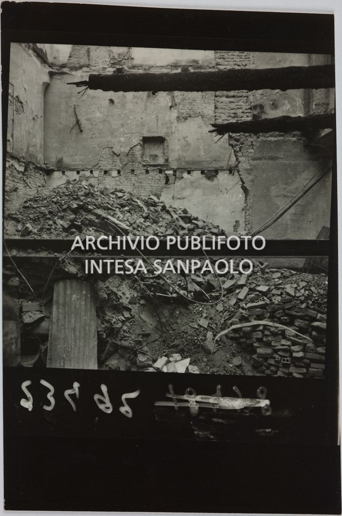 Interno del magazzino Upim, in piazzale Antonio Baiamonti, a Milano, distrutto dai bombardamenti e ingombro di macerie