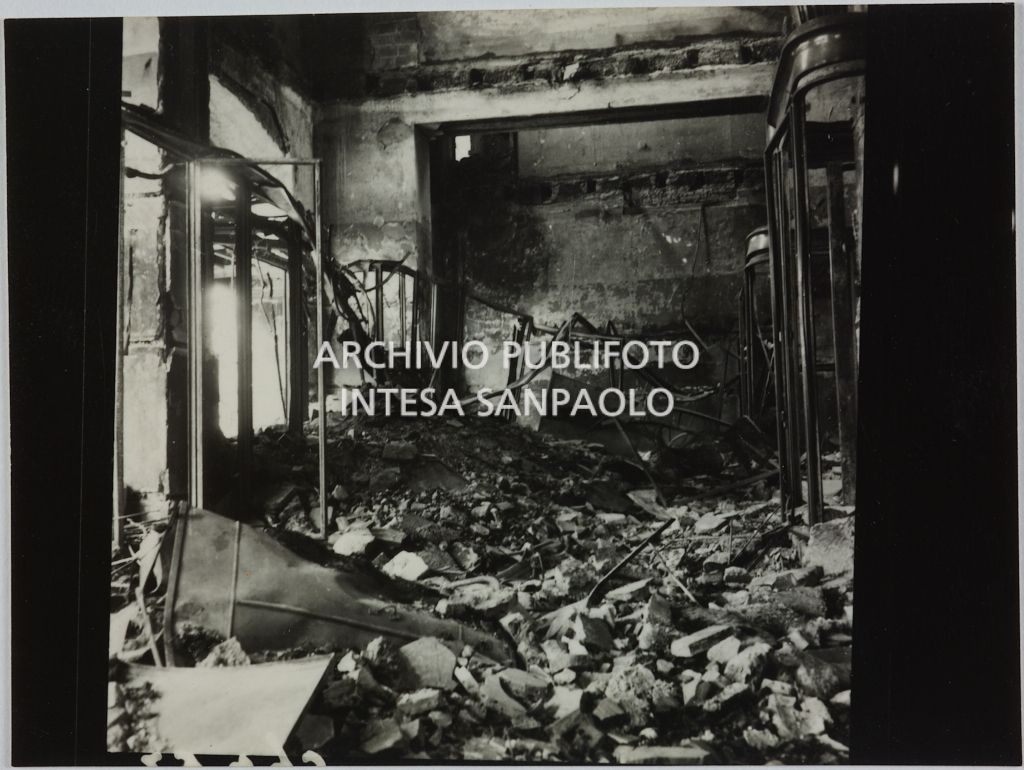Interno del magazzino Upim, in piazzale Antonio Baiamonti, a Milano, distrutto dai bombardamenti e ingombro di macerie