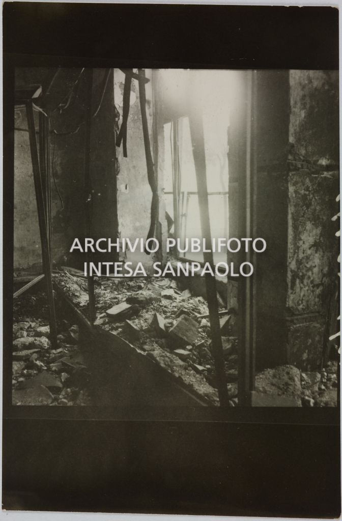 Interno del magazzino Upim, in piazzale Antonio Baiamonti, a Milano, distrutto dai bombardamenti e ingombro di macerie