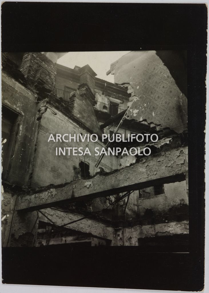 Interno del magazzino Upim, in piazzale Antonio Baiamonti, a Milano, distrutto dai bombardamenti e ingombro di macerie