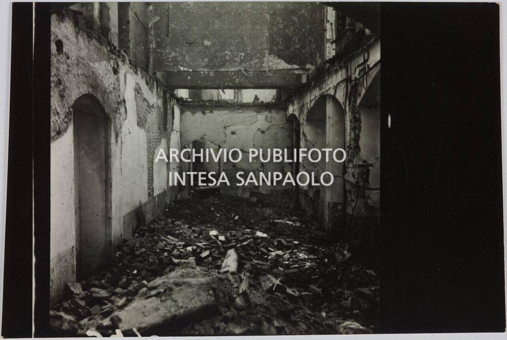 Interno del magazzino Upim, in piazzale Antonio Baiamonti, a Milano, distrutto dai bombardamenti e ingombro di macerie