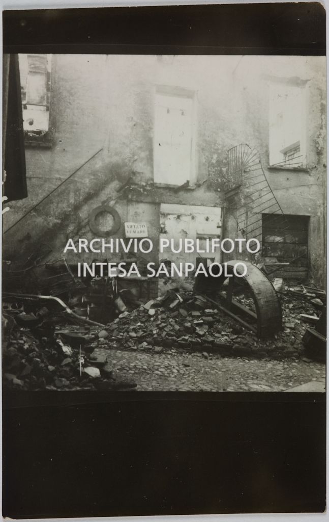 Interno del magazzino Upim, in piazzale Antonio Baiamonti, a Milano, distrutto dai bombardamenti e ingombro di macerie