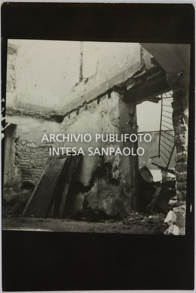 Interno del magazzino Upim, in piazzale Antonio Baiamonti, a Milano, distrutto dai bombardamenti e ingombro di macerie