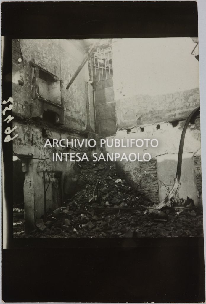 Interno del magazzino Upim, in piazzale Antonio Baiamonti, a Milano, distrutto dai bombardamenti e ingombro di macerie