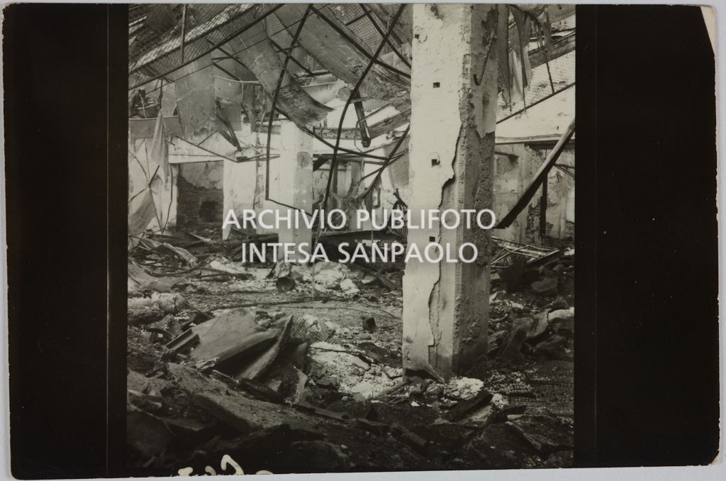 Interno del magazzino Upim, in piazzale Antonio Baiamonti, a Milano, distrutto dai bombardamenti e ingombro di macerie