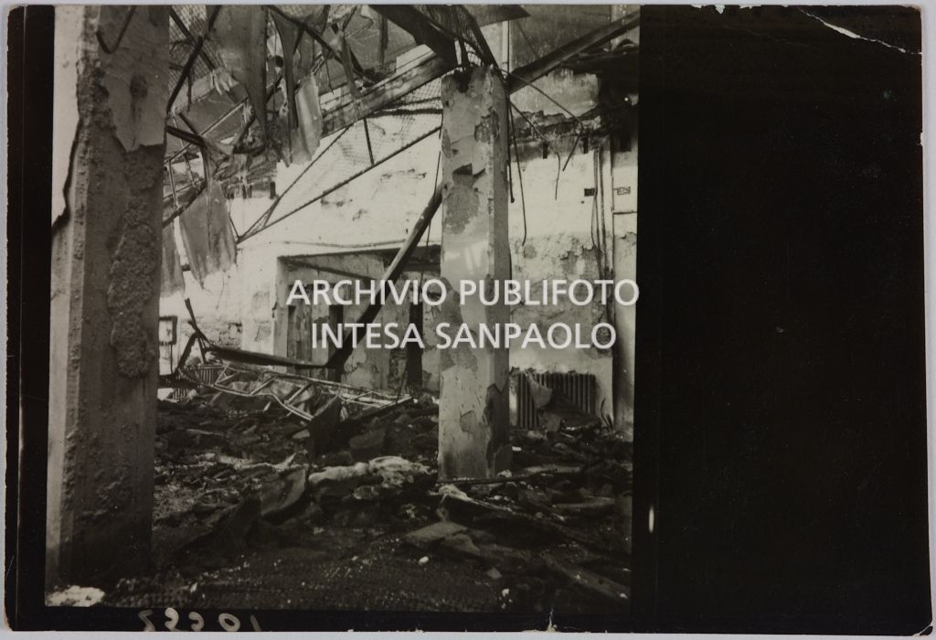 Interno del magazzino Upim, in piazzale Antonio Baiamonti, a Milano, distrutto dai bombardamenti e ingombro di macerie