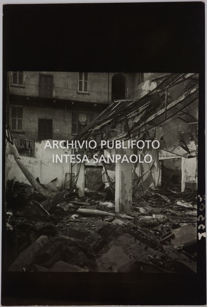 Interno del magazzino Upim, in piazzale Antonio Baiamonti, a Milano, distrutto dai bombardamenti e ingombro di macerie