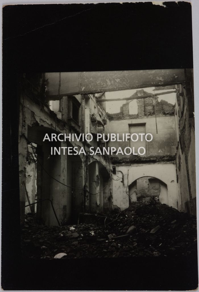 Interno del magazzino Upim, in piazzale Antonio Baiamonti, a Milano, distrutto dai bombardamenti e ingombro di macerie