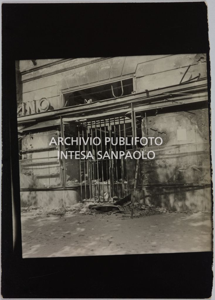 Scorcio dell'ingresso del magazzino Upim, in piazzale Antonio Baiamonti, a Milano, distrutto dai bombardamenti e ingombro di macerie