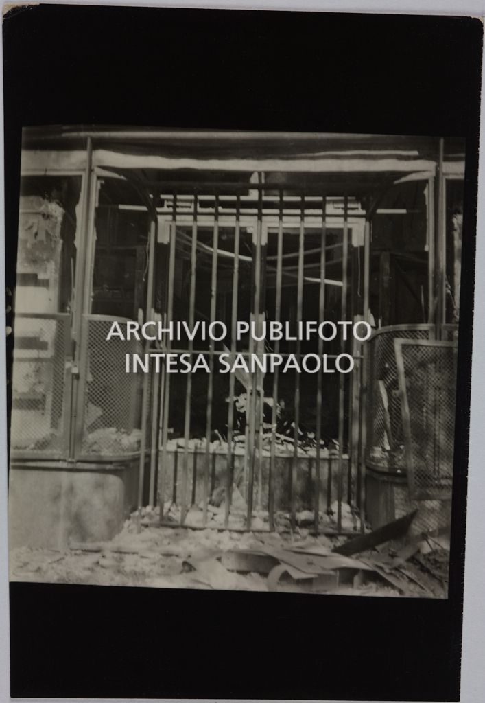 Ingresso del magazzino Upim, in piazzale Antonio Baiamonti, a Milano, distrutto dai bombardamenti e ingombro di macerie