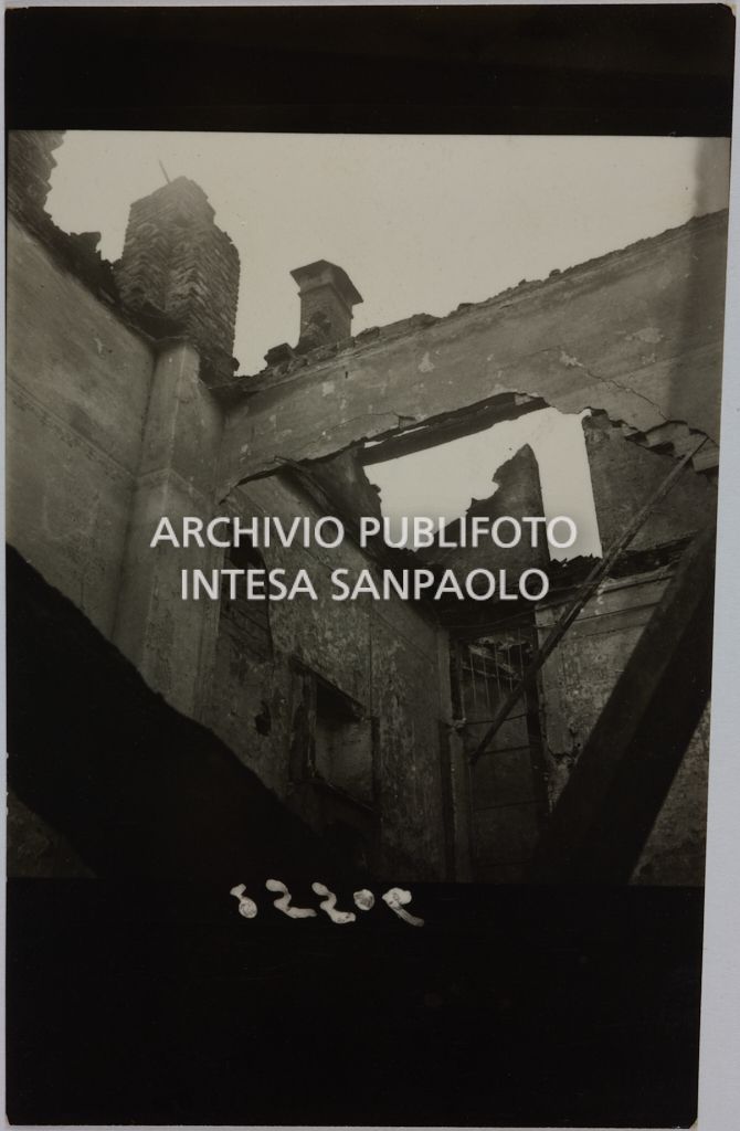 Scorcio dell'edificio che ospita il magazzino Upim, in piazzale Antonio Baiamonti, a Milano, distrutto dai bombardamenti e ingombro di macerie