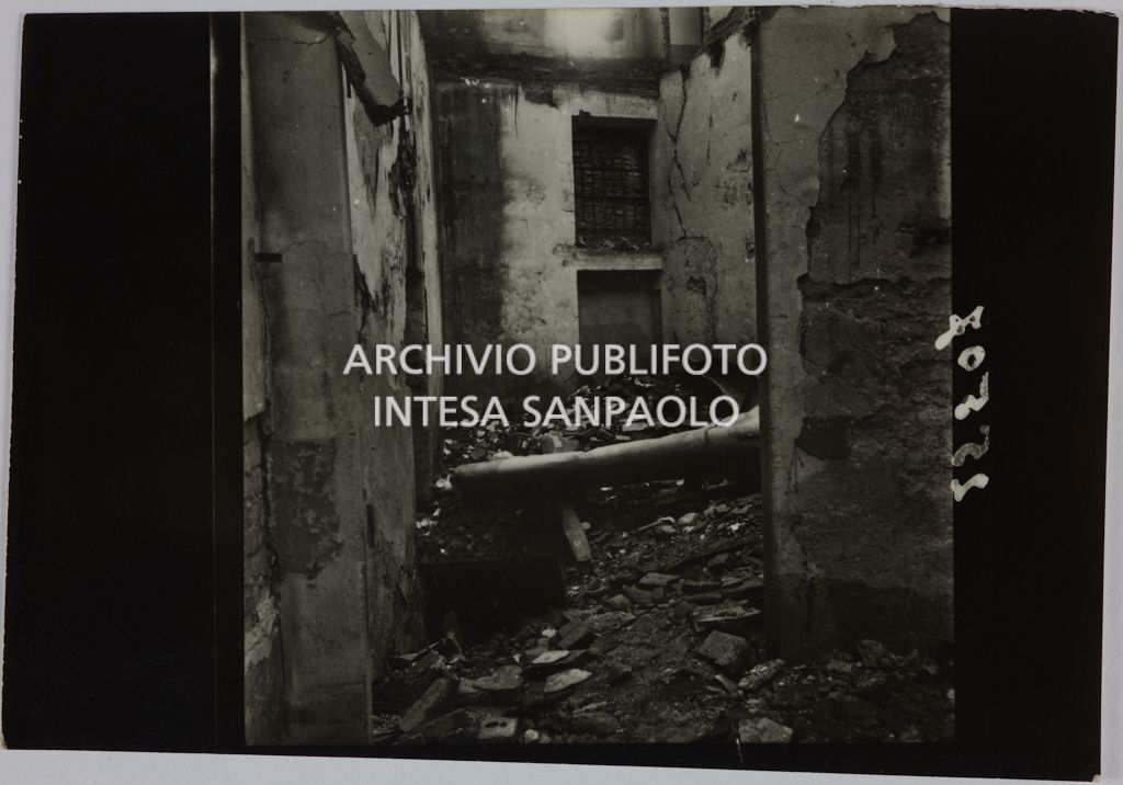 Interno del magazzino Upim, in piazzale Antonio Baiamonti, a Milano, distrutto dai bombardamenti e ingombro di macerie