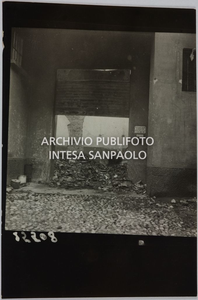 Interno del magazzino Upim, in piazzale Antonio Baiamonti, a Milano, distrutto dai bombardamenti e ingombro di macerie