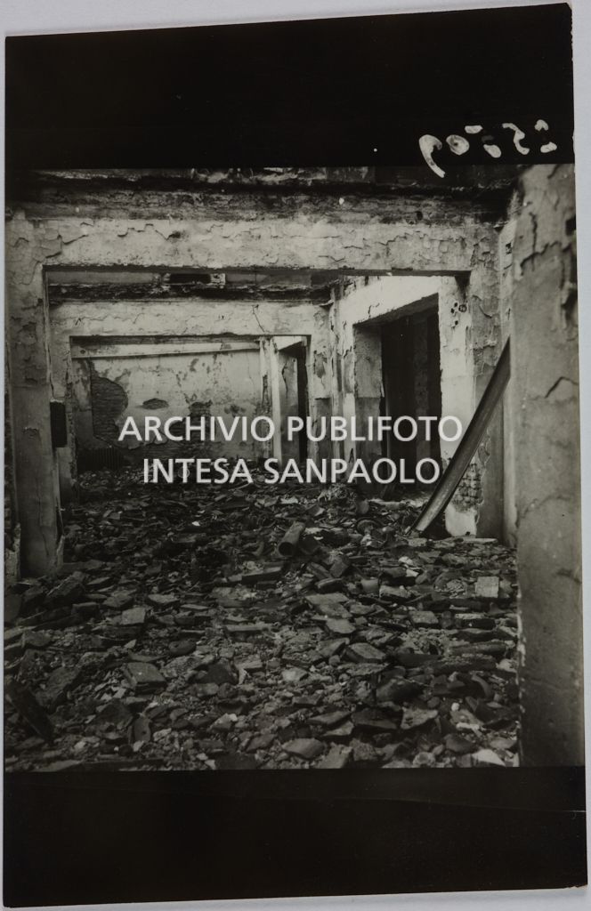 Interno del magazzino Upim, in piazzale Antonio Baiamonti, a Milano, distrutto dai bombardamenti e ingombro di macerie
