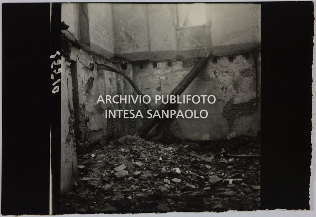 Interno del magazzino Upim, in piazzale Antonio Baiamonti, a Milano, distrutto dai bombardamenti e ingombro di macerie