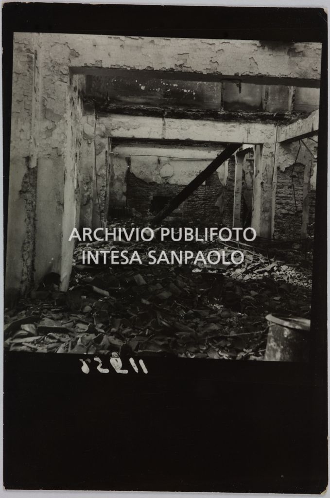 Interno del magazzino Upim, in piazzale Antonio Baiamonti, a Milano, distrutto dai bombardamenti e ingombro di macerie