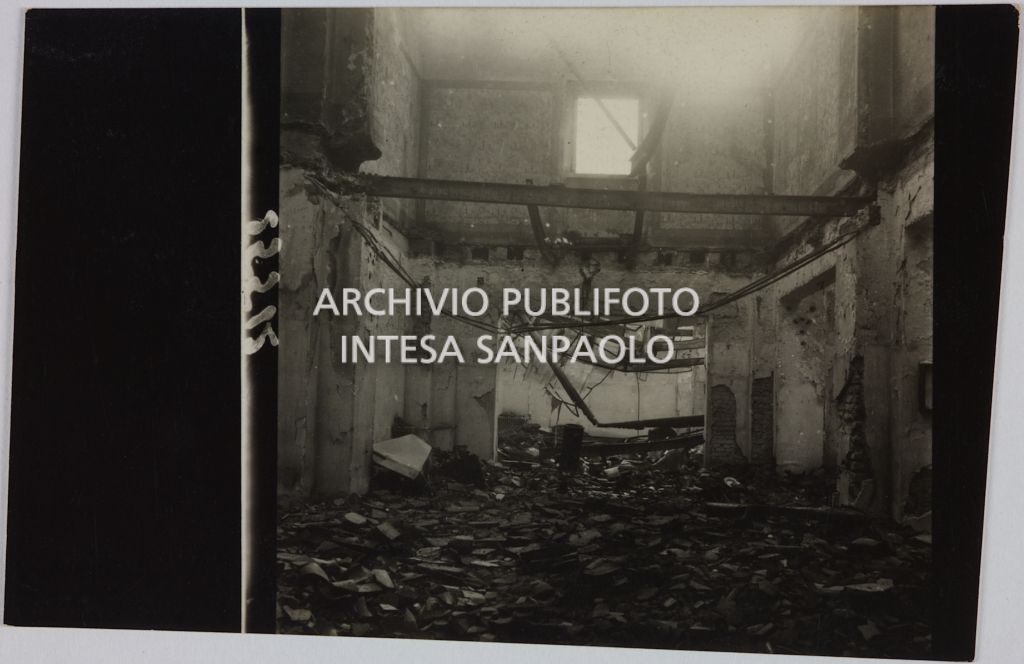 Interno del magazzino Upim, in piazzale Antonio Baiamonti, a Milano, distrutto dai bombardamenti e ingombro di macerie