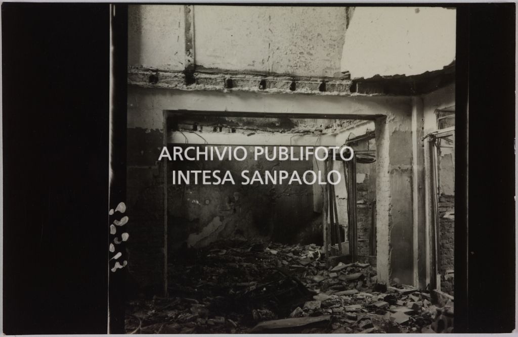 Interno del magazzino Upim, in piazzale Antonio Baiamonti, a Milano, distrutto dai bombardamenti e ingombro di macerie
