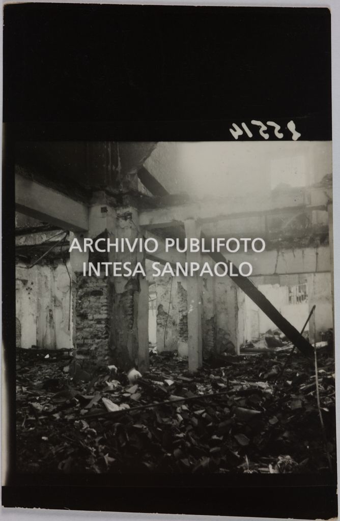 Interno del magazzino Upim, in piazzale Antonio Baiamonti, a Milano, distrutto dai bombardamenti e ingombro di macerie