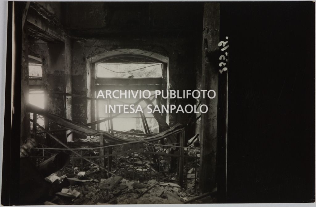 Interno del magazzino Upim, in piazzale Antonio Baiamonti, a Milano, distrutto dai bombardamenti e ingombro di macerie