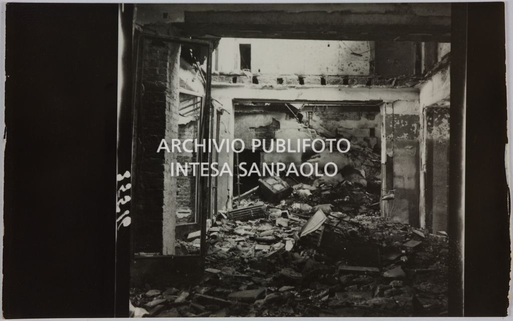 Interno del magazzino Upim, in piazzale Antonio Baiamonti, a Milano, distrutto dai bombardamenti e ingombro di macerie