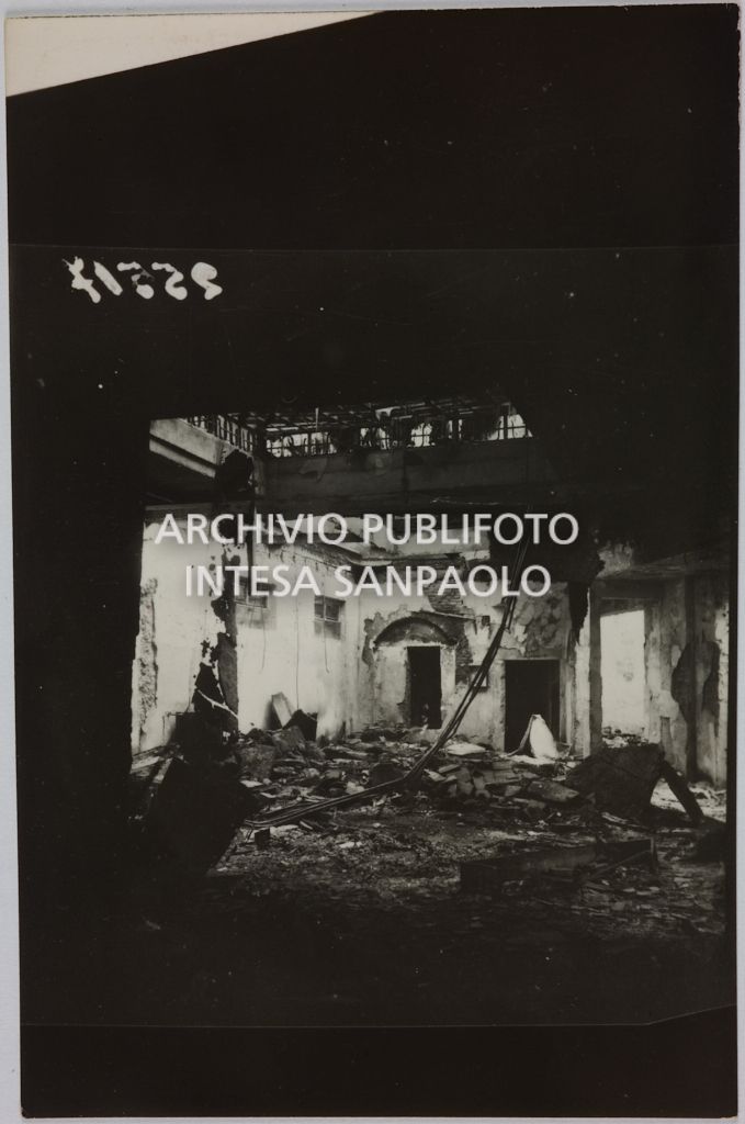 Interno del magazzino Upim, in piazzale Antonio Baiamonti, a Milano, distrutto dai bombardamenti e ingombro di macerie