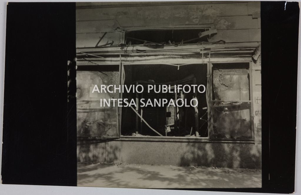Interno del magazzino Upim, in piazzale Antonio Baiamonti, a Milano, distrutto dai bombardamenti e ingombro di macerie