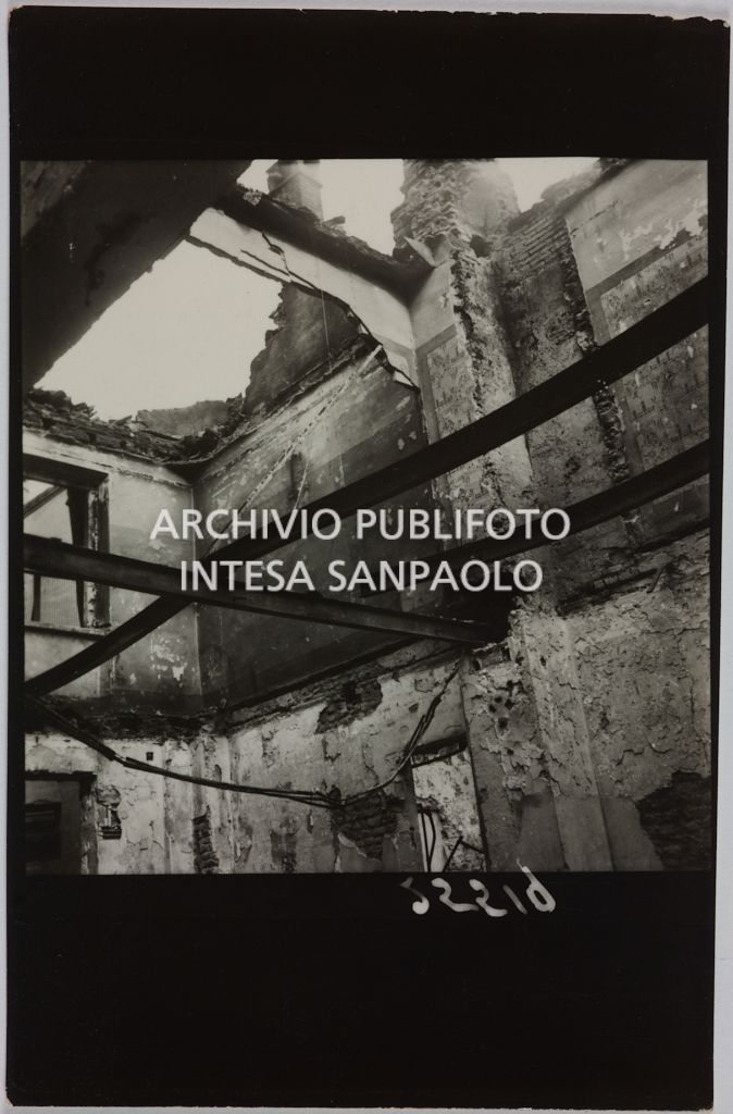 Scorcio dell'edificio che ospita il magazzino Upim, in piazzale Antonio Baiamonti, a Milano, distrutto dai bombardamenti e ingombro di macerie