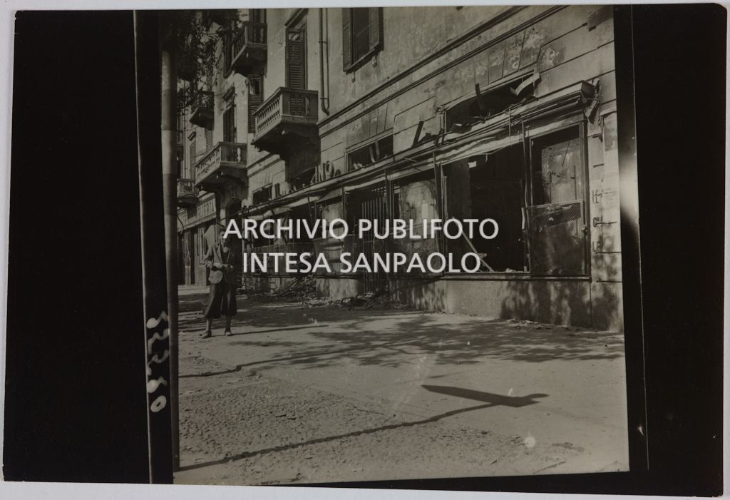 Esterno del magazzino Upim, in piazzale Antonio Baiamonti, a Milano, distrutto dai bombardamenti e ingombro di macerie