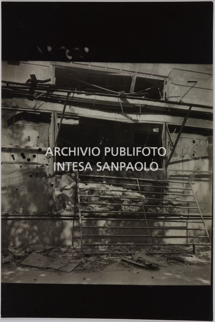 Interno del magazzino Upim, in piazzale Antonio Baiamonti, a Milano, distrutto dai bombardamenti e ingombro di macerie