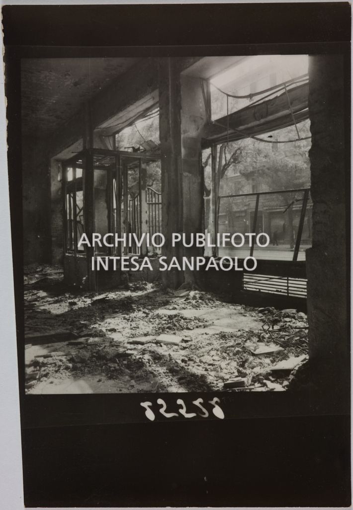 Interno del magazzino Upim, in piazzale Antonio Baiamonti, a Milano, distrutto dai bombardamenti e ingombro di macerie