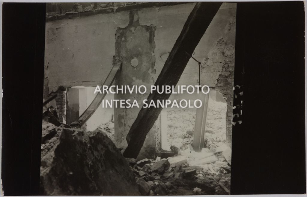 Interno del magazzino Upim, in piazzale Antonio Baiamonti, a Milano, distrutto dai bombardamenti e ingombro di macerie