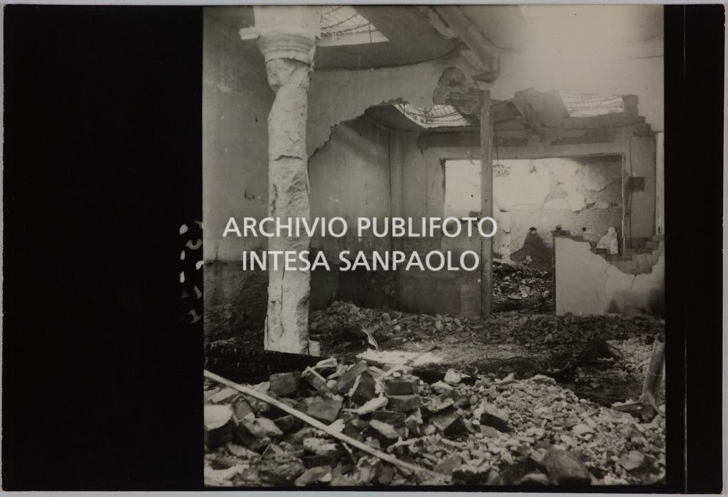Interno del magazzino Upim, in piazzale Antonio Baiamonti, a Milano, distrutto dai bombardamenti e ingombro di macerie