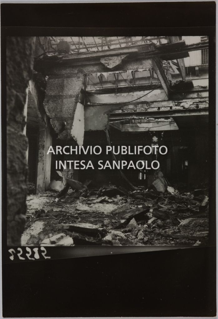 Interno del magazzino Upim, in piazzale Antonio Baiamonti, a Milano, distrutto dai bombardamenti e ingombro di macerie