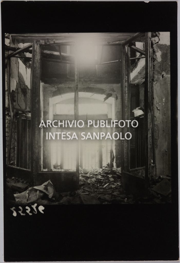 Interno del magazzino Upim, in piazzale Antonio Baiamonti, a Milano, distrutto dai bombardamenti e ingombro di macerie