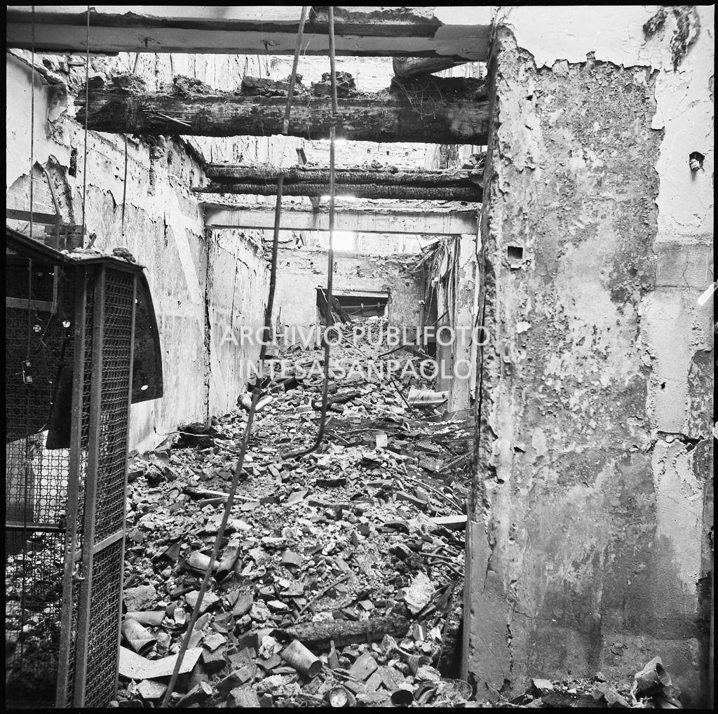 Interno del magazzino Upim, in corso Vittorio Emanuele II, a Milano, distrutto dai bombardamenti e ingombro di macerie