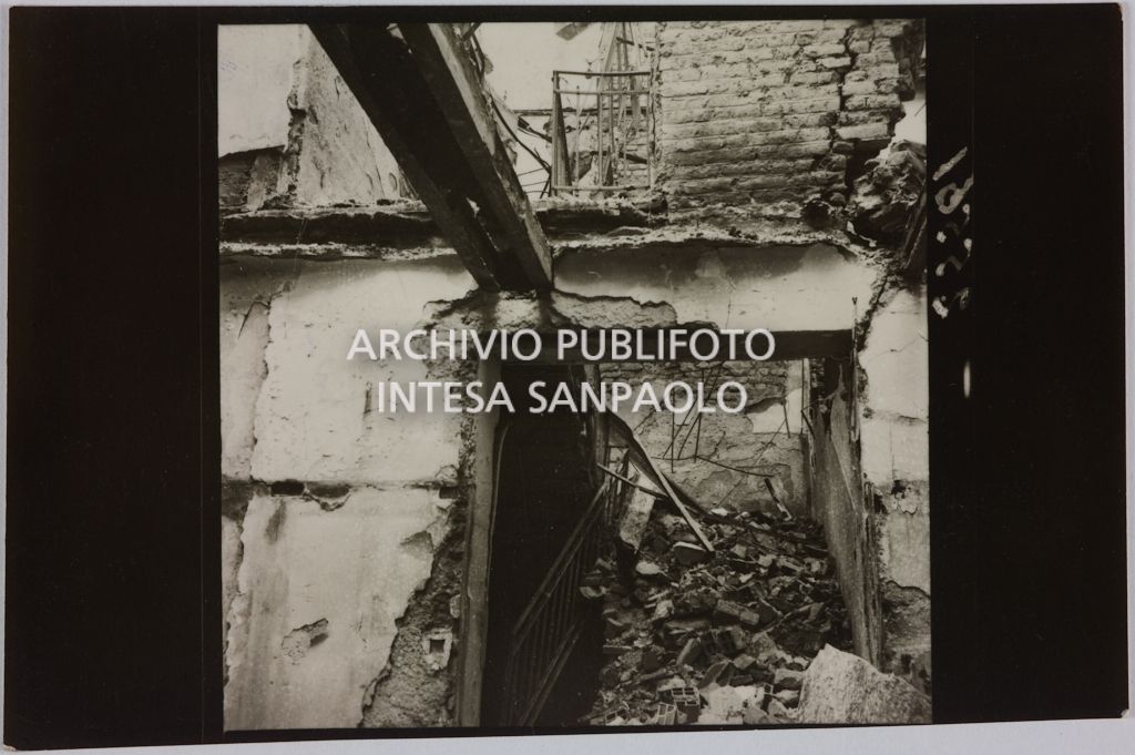 Interno del magazzino Upim, in corso Vittorio Emanuele II, a Milano, distrutto dai bombardamenti e ingombro di macerie
