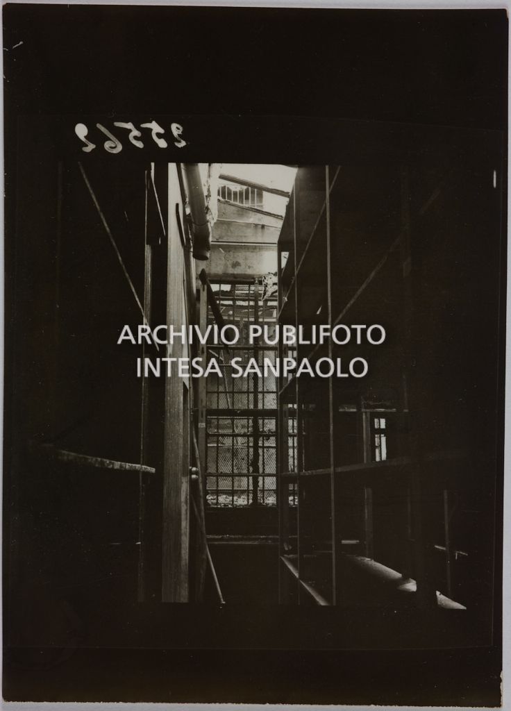 Interno del magazzino Upim, in corso Vittorio Emanuele II, a Milano, distrutto dai bombardamenti e ingombro di macerie