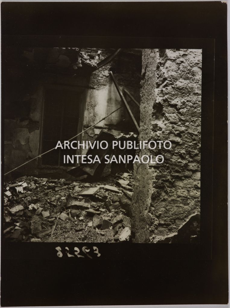 Interno del magazzino Upim, in corso Vittorio Emanuele II, a Milano, distrutto dai bombardamenti e ingombro di macerie