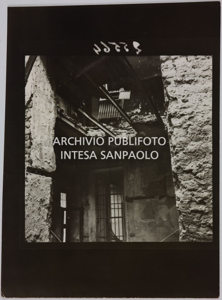 Interno del magazzino Upim, in corso Vittorio Emanuele II, a Milano, distrutto dai bombardamenti e ingombro di macerie