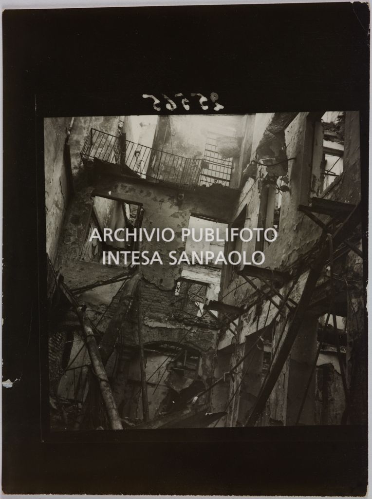 Scorcio dell'edificio che ospita il magazzino Upim, in corso Vittorio Emanuele II, a Milano, distrutto dai bombardamenti